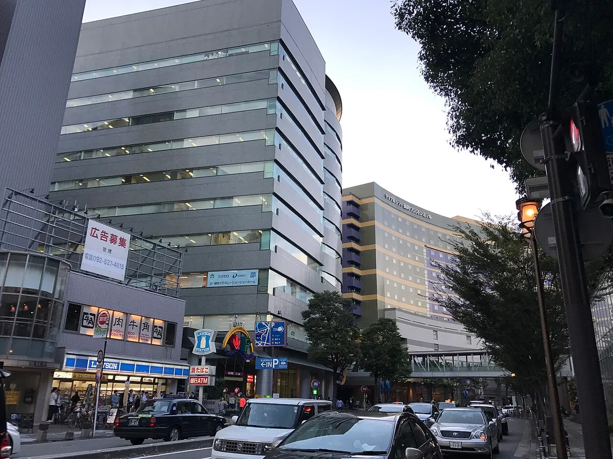 캐널시티 하카타. 시설 안에서 쇼핑과 식사를 함께 해결할 수 있습니다. 라라포트와는 다른 장소이므로 원하는 매장이 있는 한 곳을 먼저 고르세요.