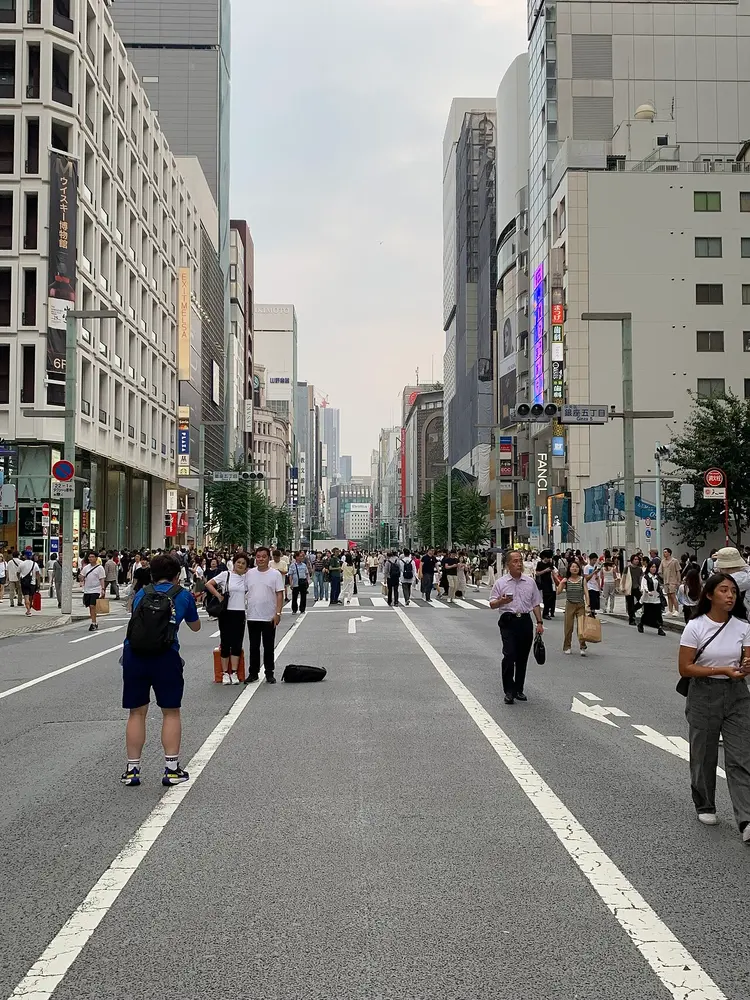 긴자 주오도리. 큰 길을 따라 백화점과 브랜드를 비교하기 좋은 권역입니다. 사진 속 간판을 방문 목록으로 삼기보다 원하는 매장이 같은 동선에 있는지 살펴보세요.